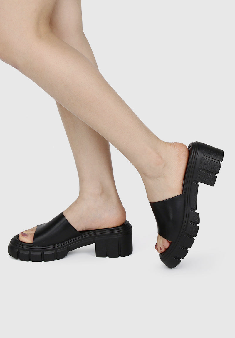 Shari Open Toe Sandals & Flip Flops (Black)
