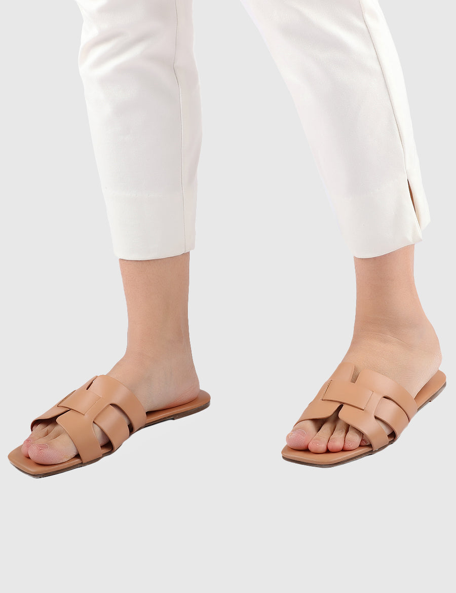 Lisbeth Open Toe Sandals & Flip Flops (Burlywood)